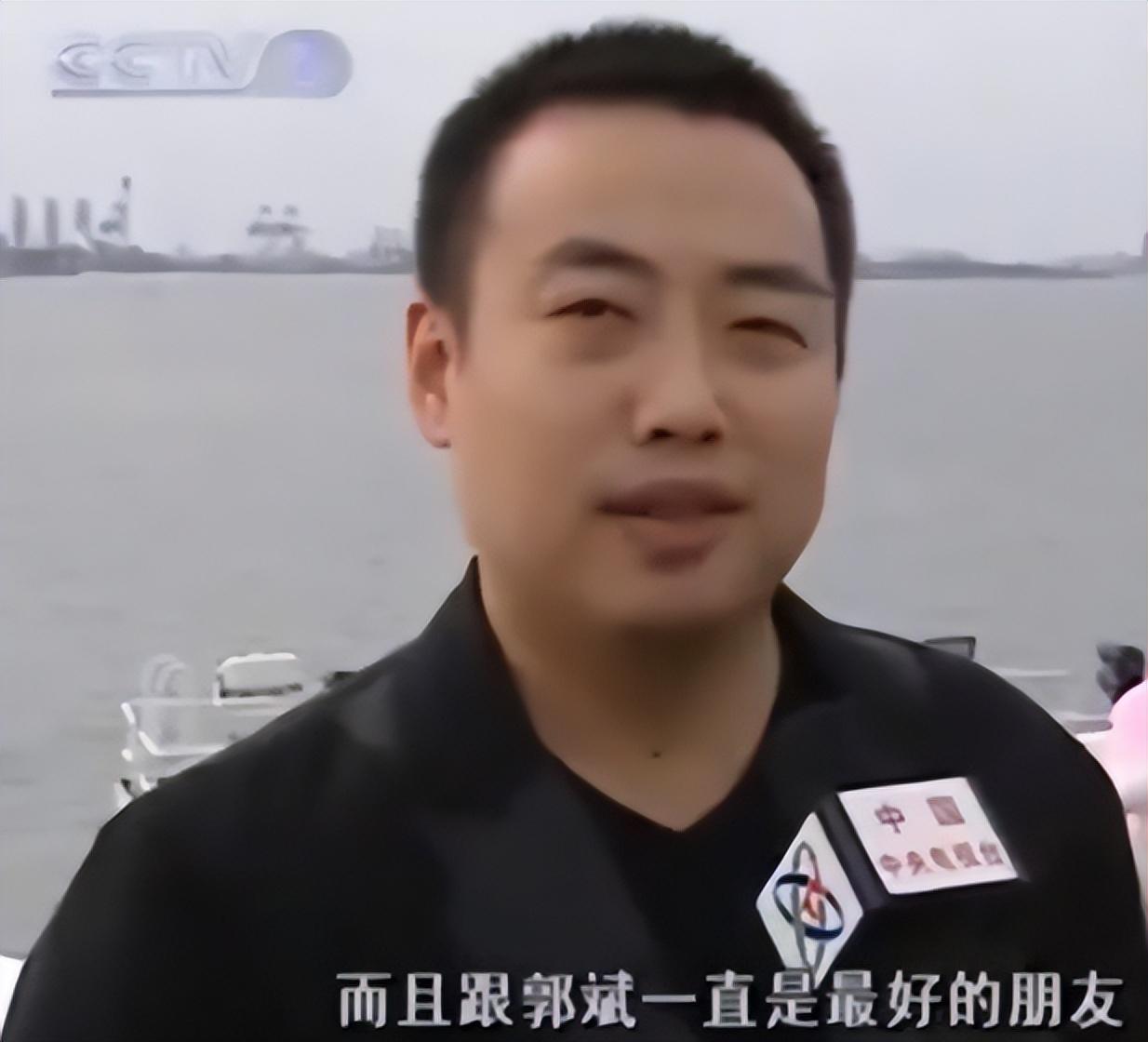 1970年出生于山东威海的郭斌,从小就处于一个较为贫困的家庭,养不起