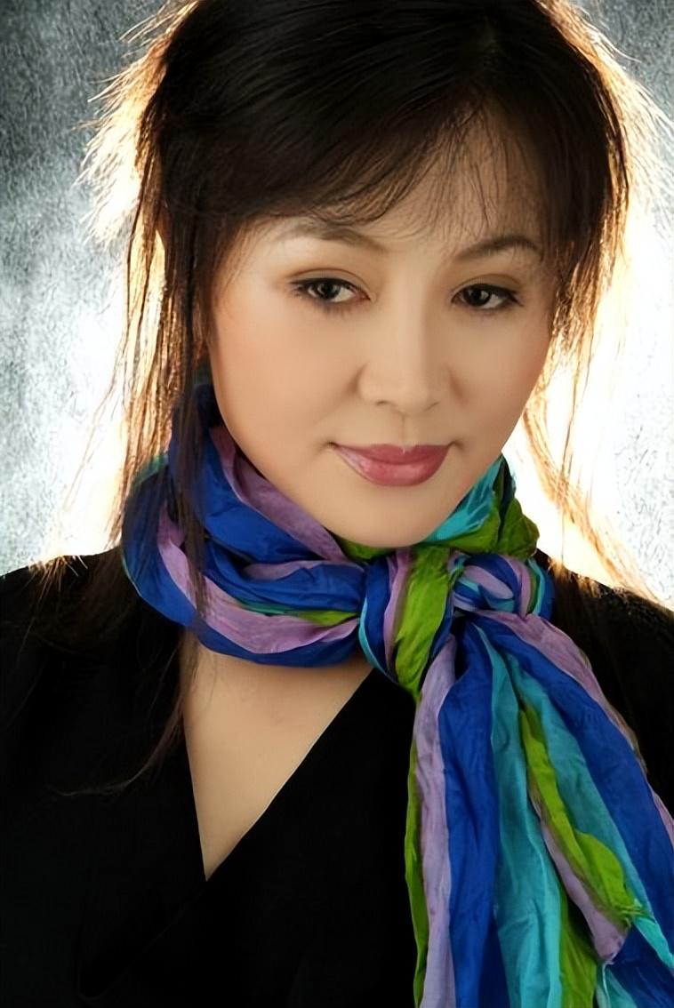 回顾于小慧月子期间办离婚做单亲妈妈37年今儿子成她骄傲