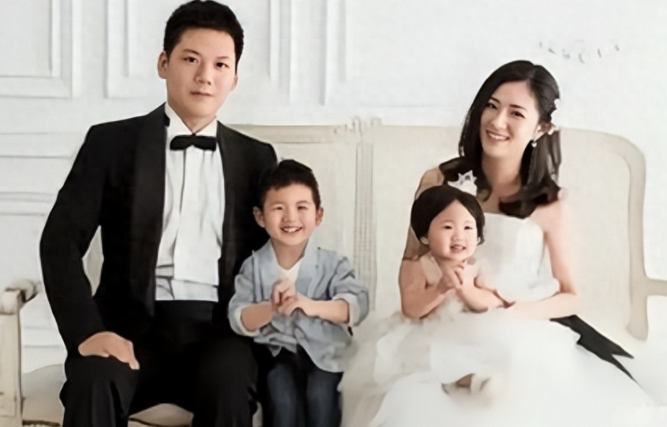 在吴凯新承诺改过自新和写下婚姻保证书之后,沈丽君