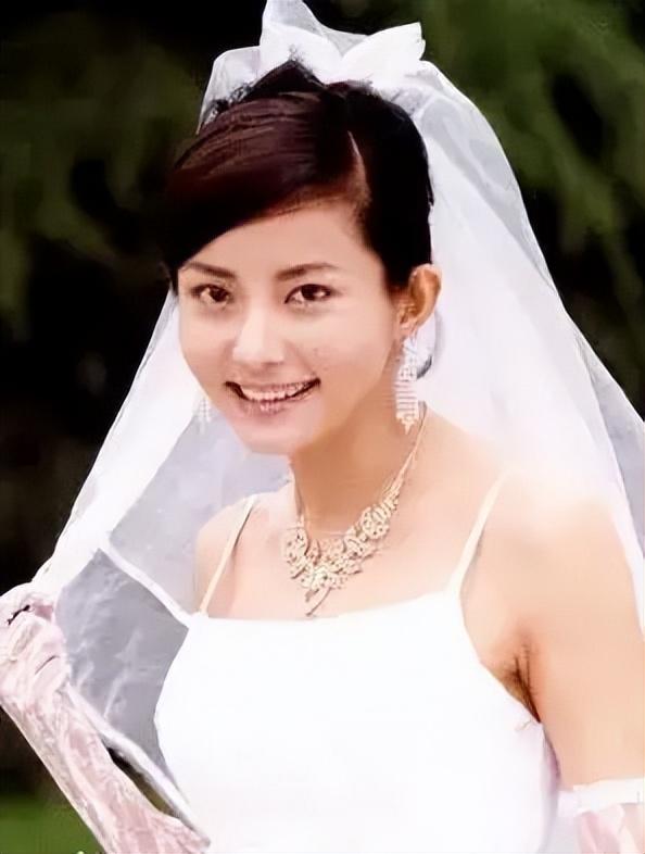 回顾悲惨人生李钰因方瑜走红33岁不幸离世为汪雨穿婚纱下葬