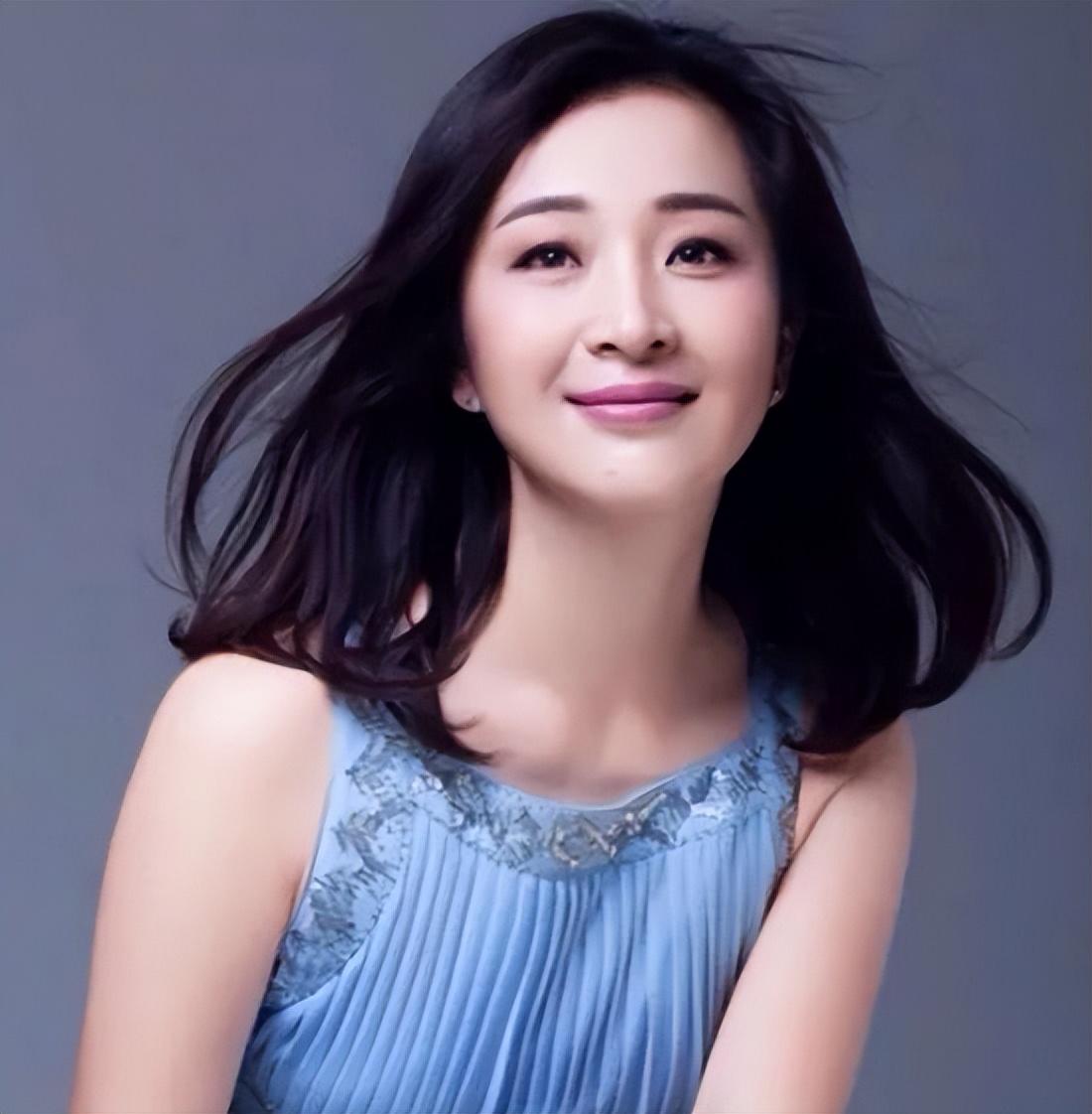 回顾王海燕遭前妻嫌弃的张嘉译被她宠成宝一家三口幸福美满