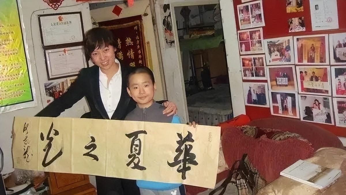 2000年5月,在辽宁抚顺的一个普通工薪家庭里,一个名叫何世龙的小男孩