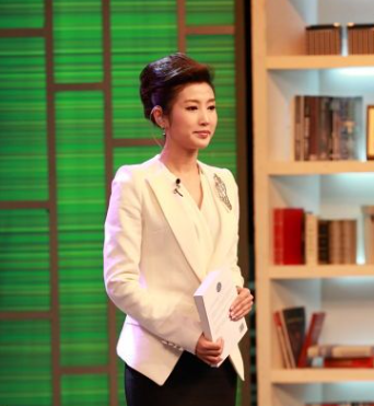 回顾春妮坚持丁克17年二婚嫁给刚强后41岁得子全家乐开怀