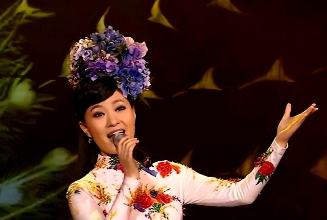 她是第一位博士级歌唱家12次荣登春晚丈夫身价不菲也是博士