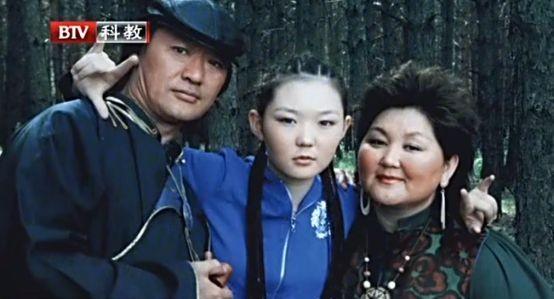 回顾乌日娜带养子走出悲伤童年丈夫病逝后孩子们帮她走出悲痛