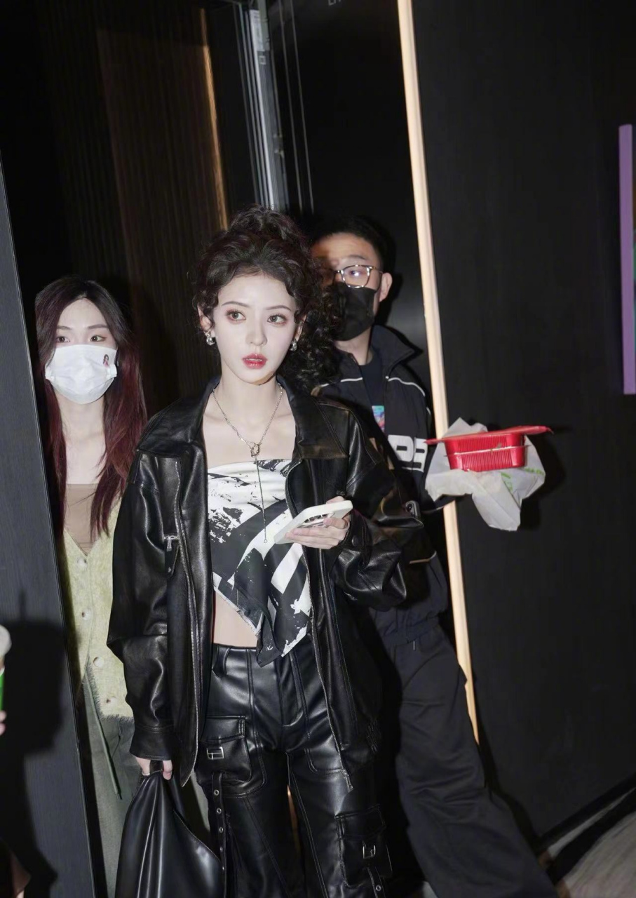 张予曦上班路透照,黑色皮衣搭配羊毛卷扎发好有气场,复古又俏皮的风格