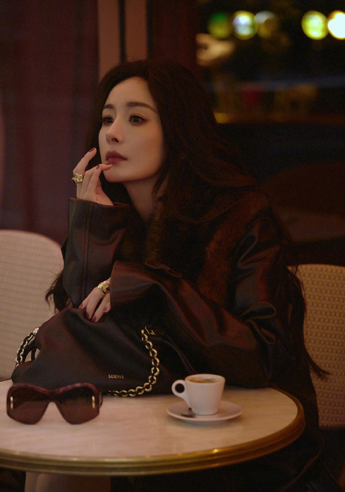 杨幂存货丰富,全面发展备.@时尚娱乐达人莎莎的动态