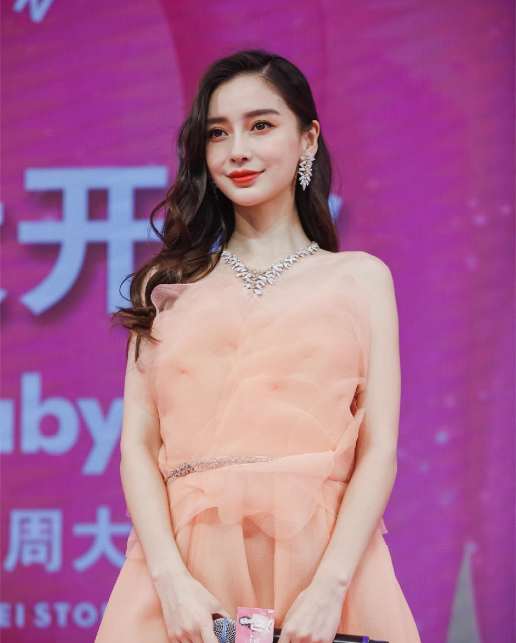说起angelababy和周大生,这可是一对"七年之痒"不存在的神仙组合!