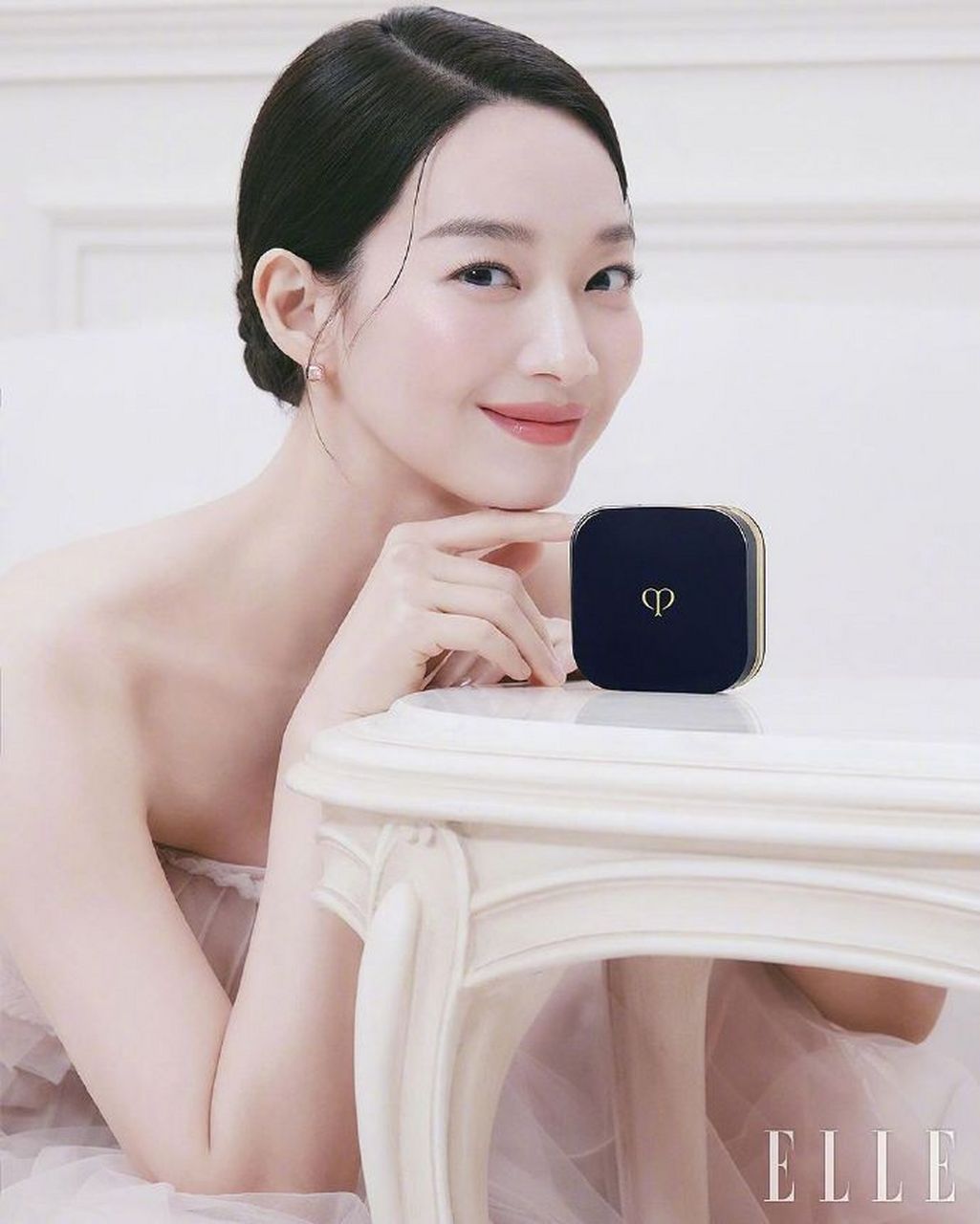 申敏儿素雅清透的一组画报,笑起来的酒窝真好看!