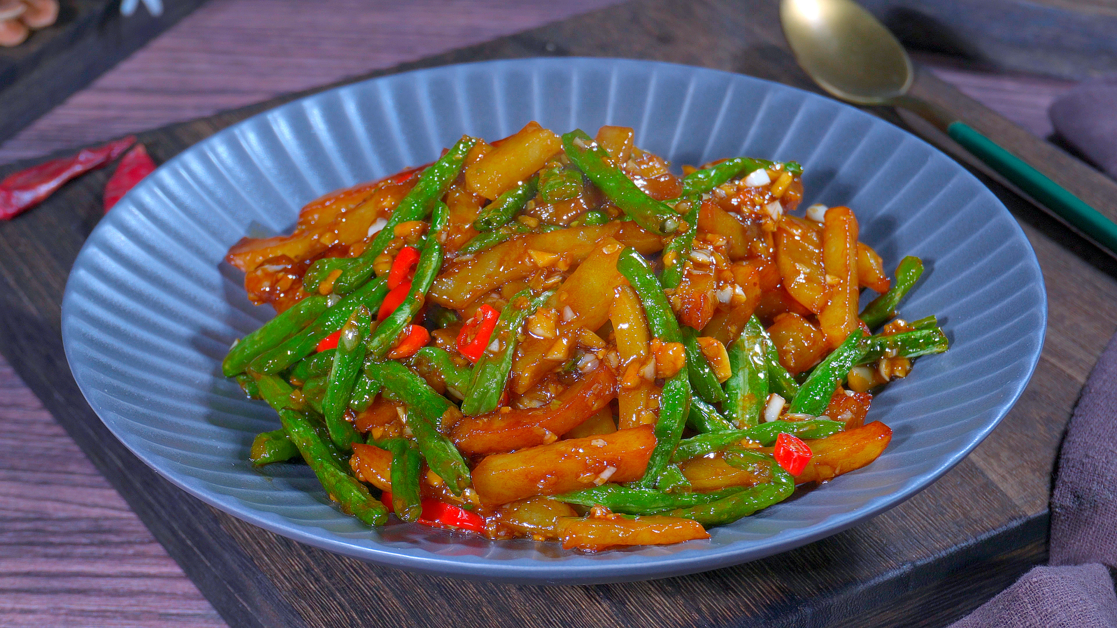 还很容易夹生,那么今天菜馆老师傅教你正确做法,炒的土豆豆角超级下饭