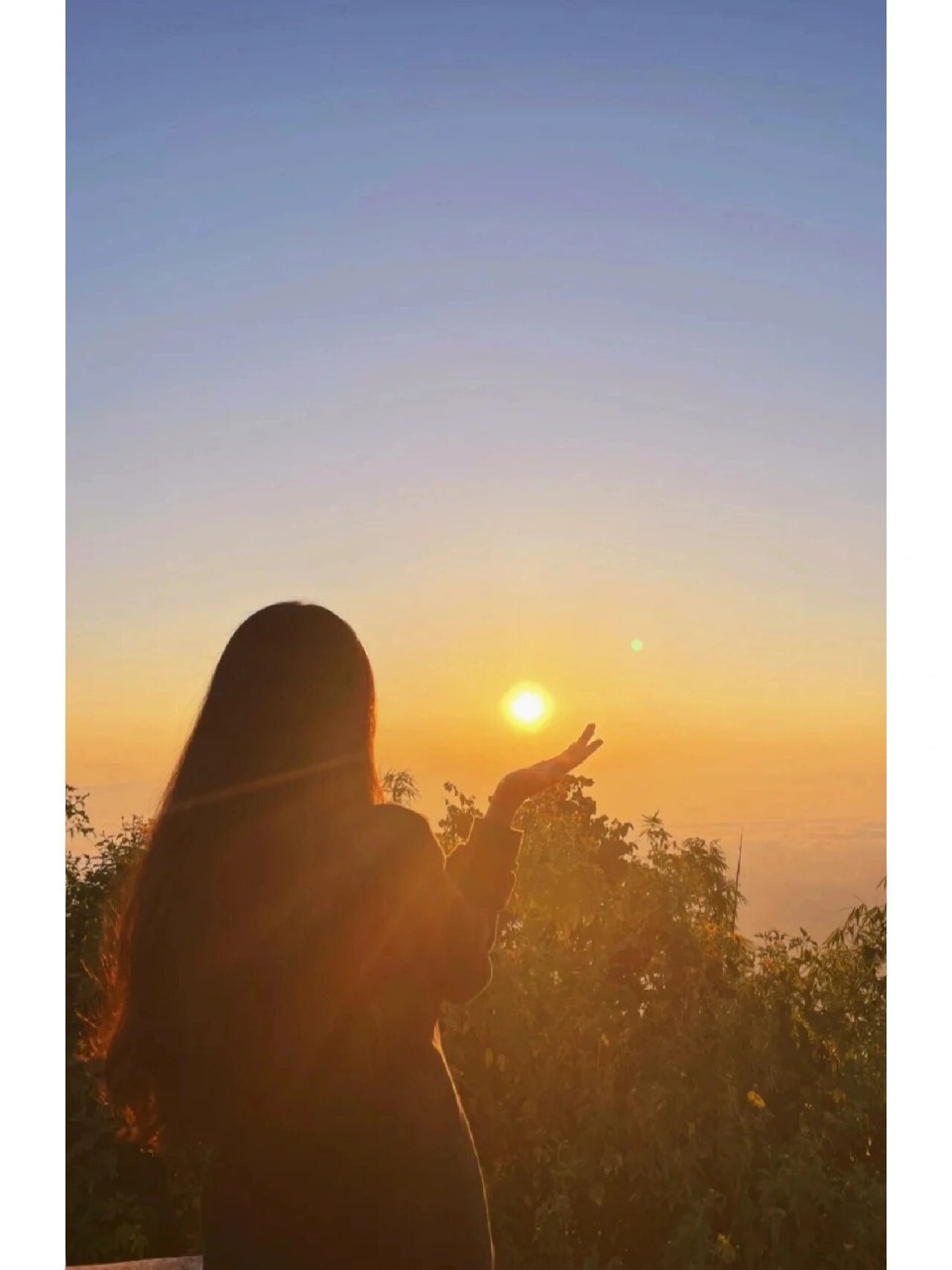 背影图片唯美伤感  98看着这张背影图片,心中不禁涌起一股淡淡的