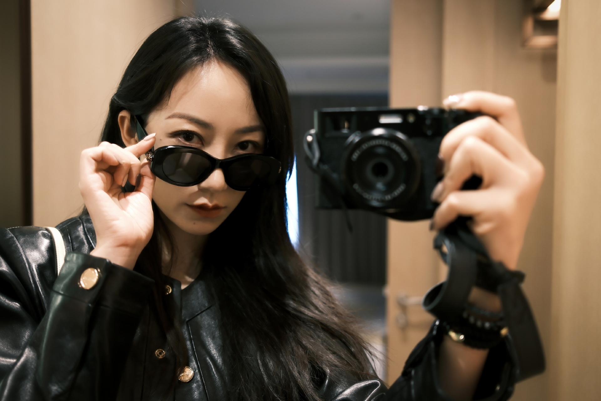 韩雪机场街拍,休闲裙装 硬朗夹克刚柔并济,同色系眼镜和鞋履点缀下