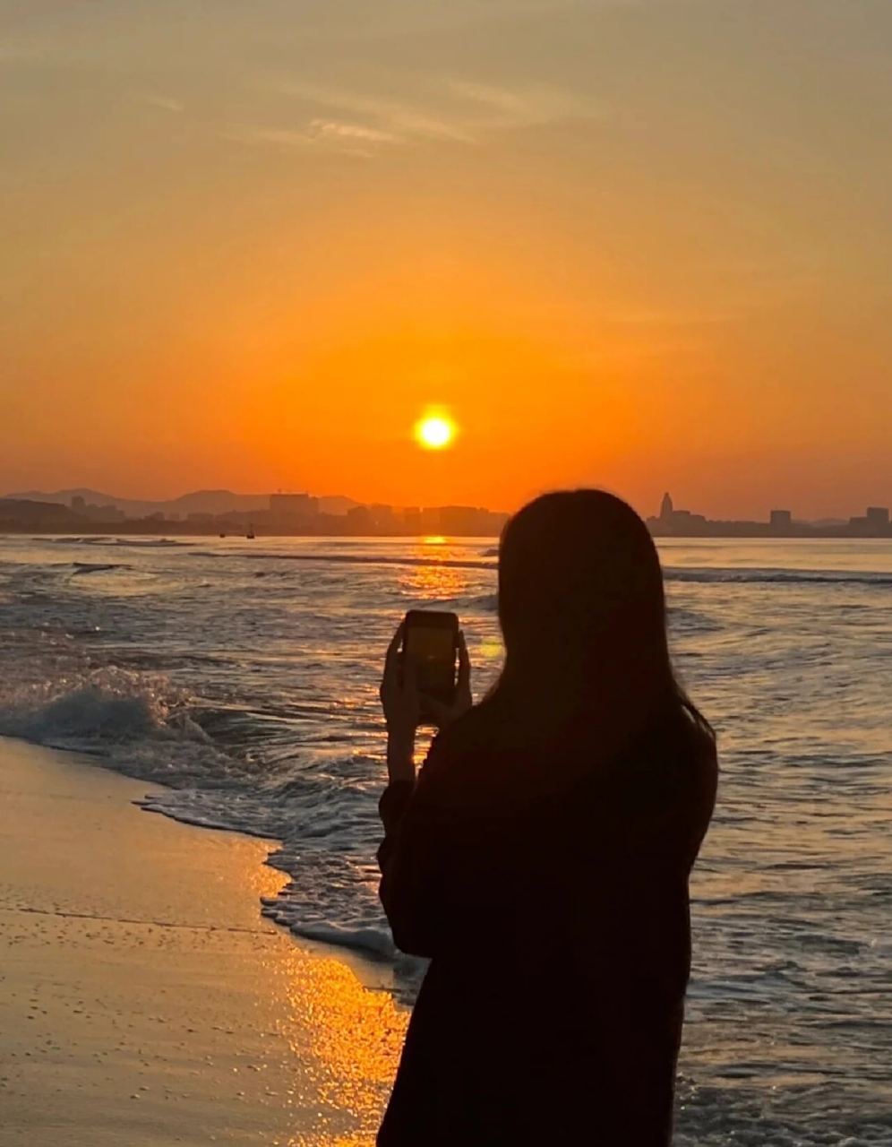 背影图片唯美伤感  👀看着这张背影图片,心中不禁涌起一股淡淡的