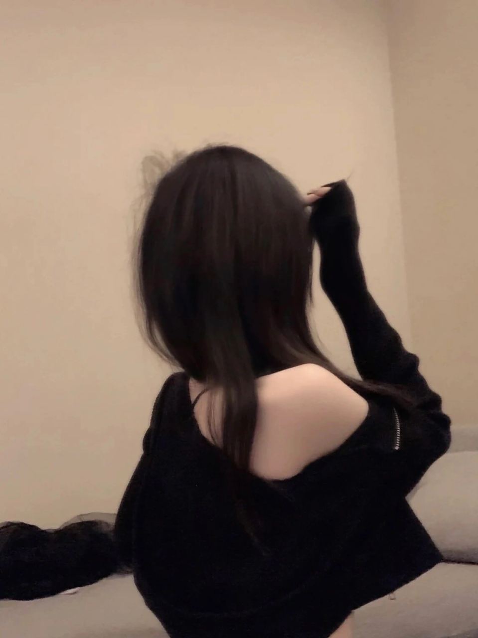 网图女生霸气高冷黑色背景  94 她的眼神如寒星般冰冷,仿佛能穿透