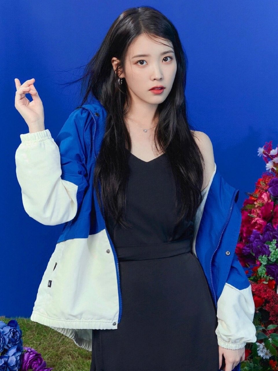 iu 李知恩的魅力  我第一次看到 iu 是在她的音乐视频中,她那甜美的