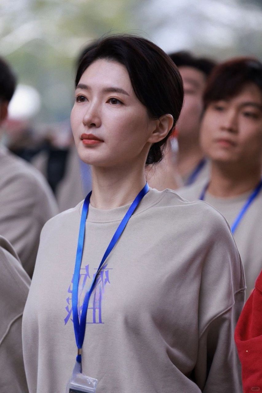 在现场,我看到了江疏影的生图,虽然脸上有些小瑕疵,细纹,但她的五官