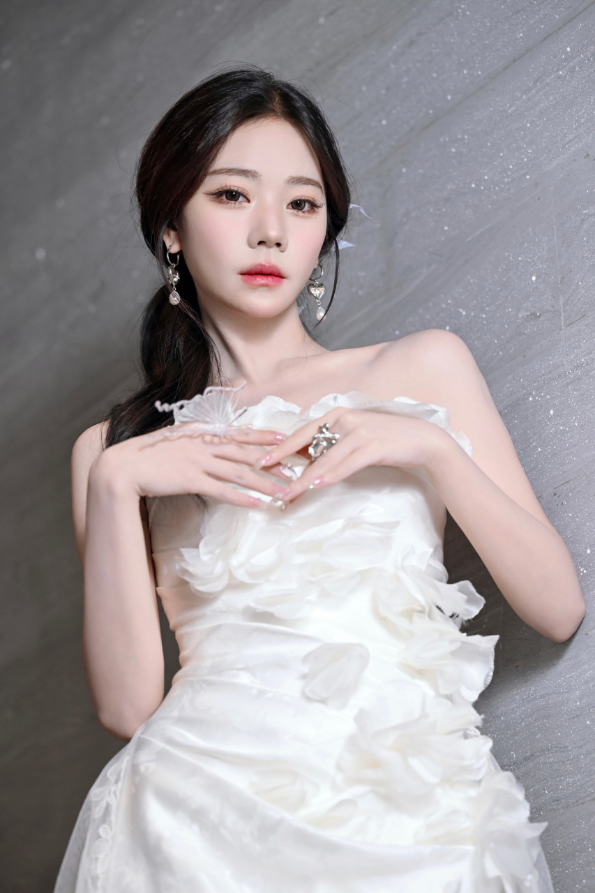 张紫宁白裙穿搭又甜又美 #张紫宁