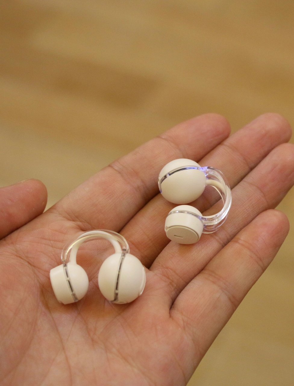 透明的蓝牙耳机95  入手了一款超酷的蓝牙耳机,它是骨传导样式的哦!