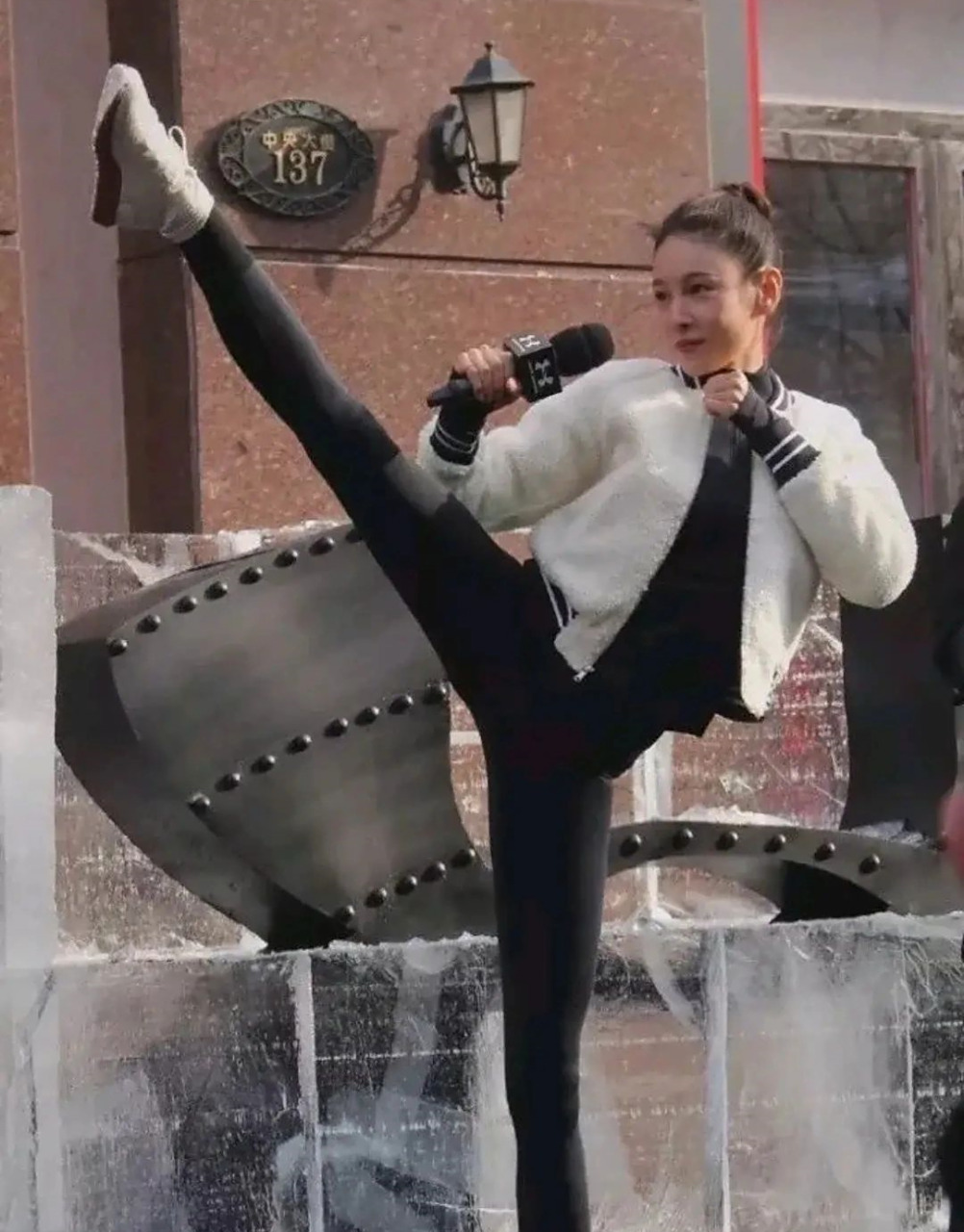 成龙大哥如何一眼相中"劈叉女神"张蓝心?