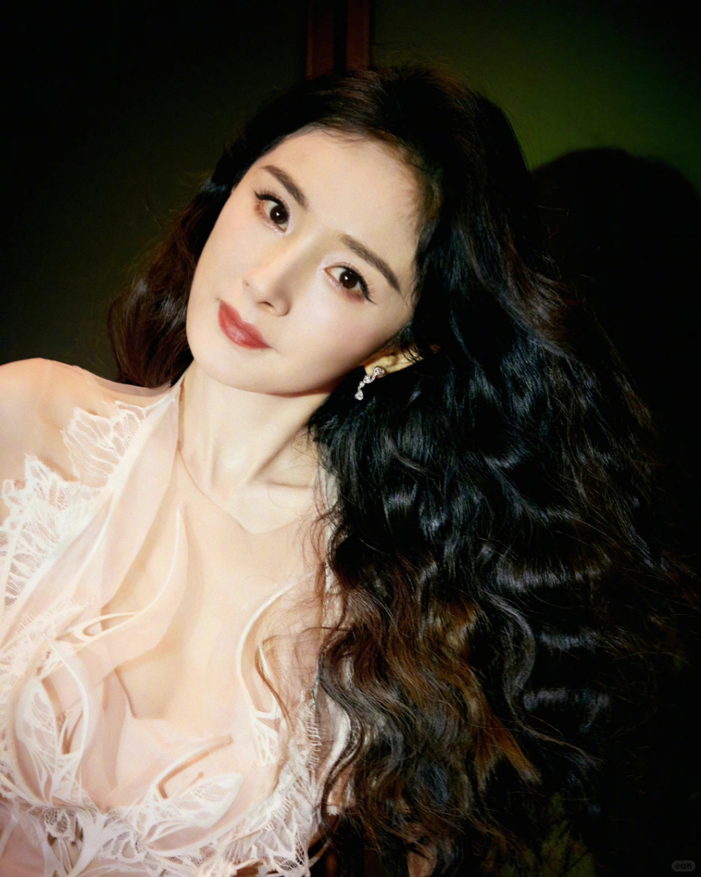 今天看到杨幂在时尚芭莎设计大赏上的造型,我简直惊呆了!