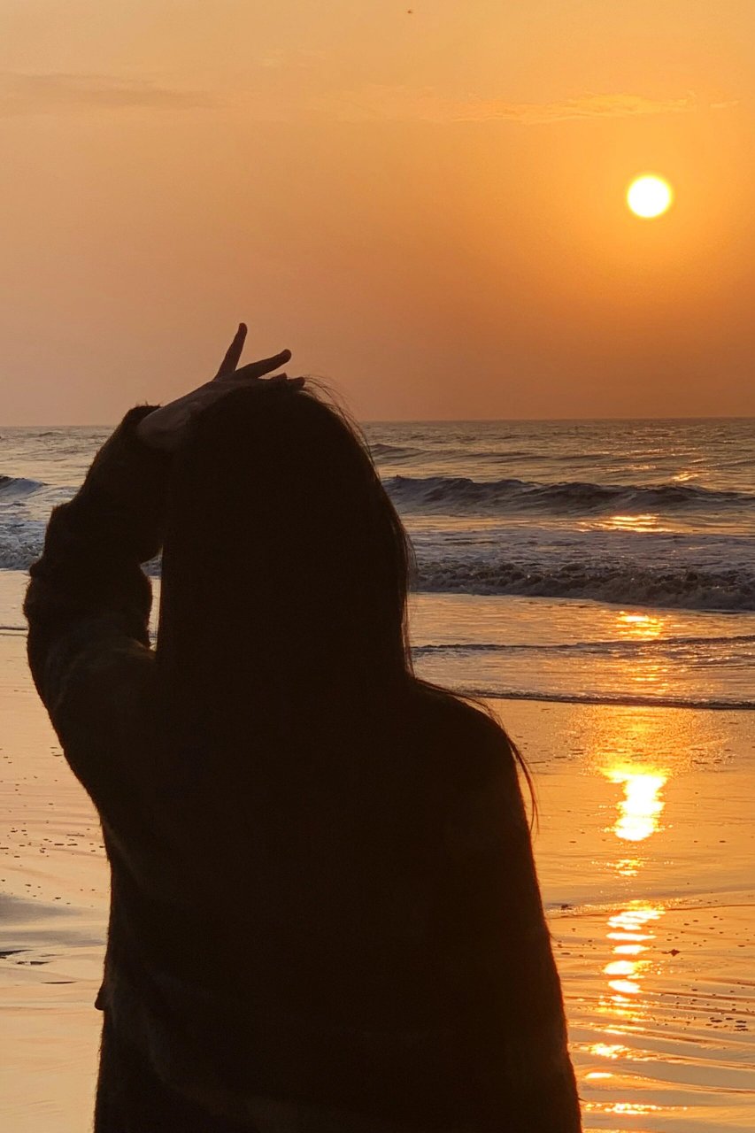 夕阳图片 一个人背影  夕阳映照在他的背影上,仿佛给他披上了一层