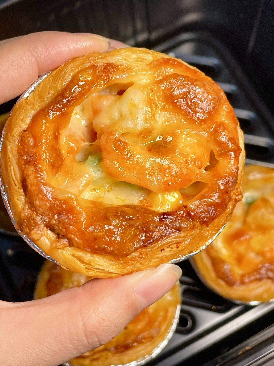 蛋挞披萨制作方法:  准备好蛋挞皮,刷上