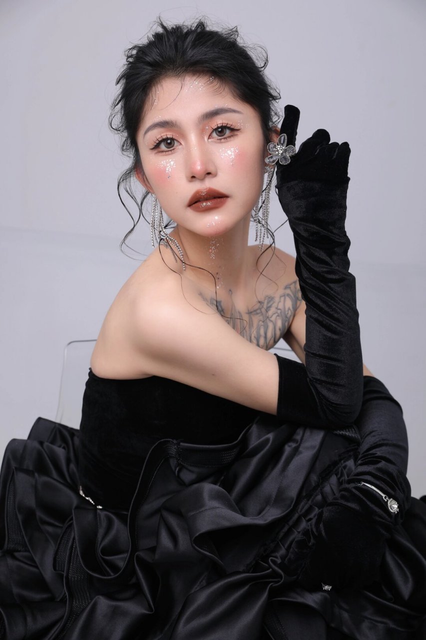 这个妆面设计得太有创意了,仿佛每一道色彩都是心灵