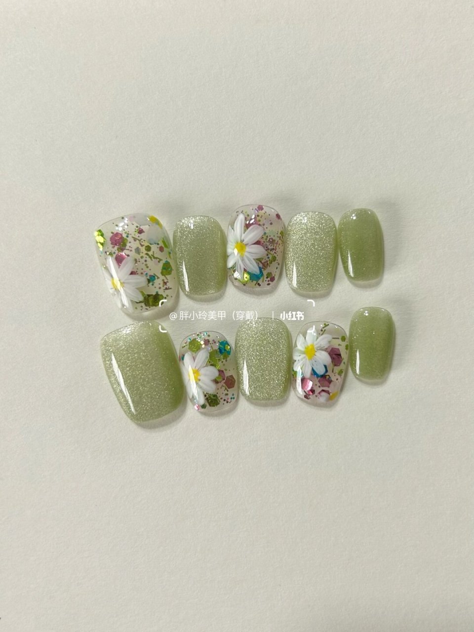 早春猫眼小雏菊美甲  98这款清新猫眼小雏菊美甲,简直是为春天量身