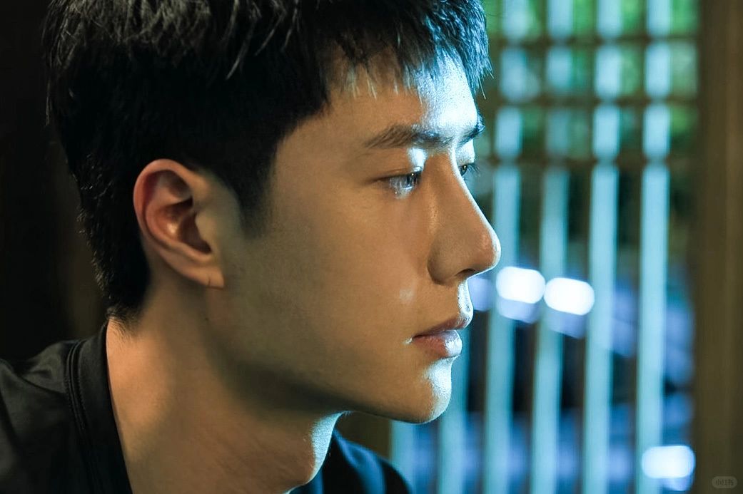 王一博警服造型太绝,颜值爆表让人心动不已!