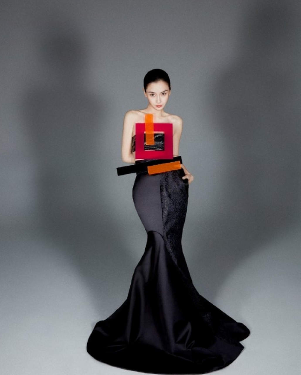 封面造型让人惊艳,蝴蝶造型的黑色裙子映衬的杨颖宛如午夜蜻蜓精灵