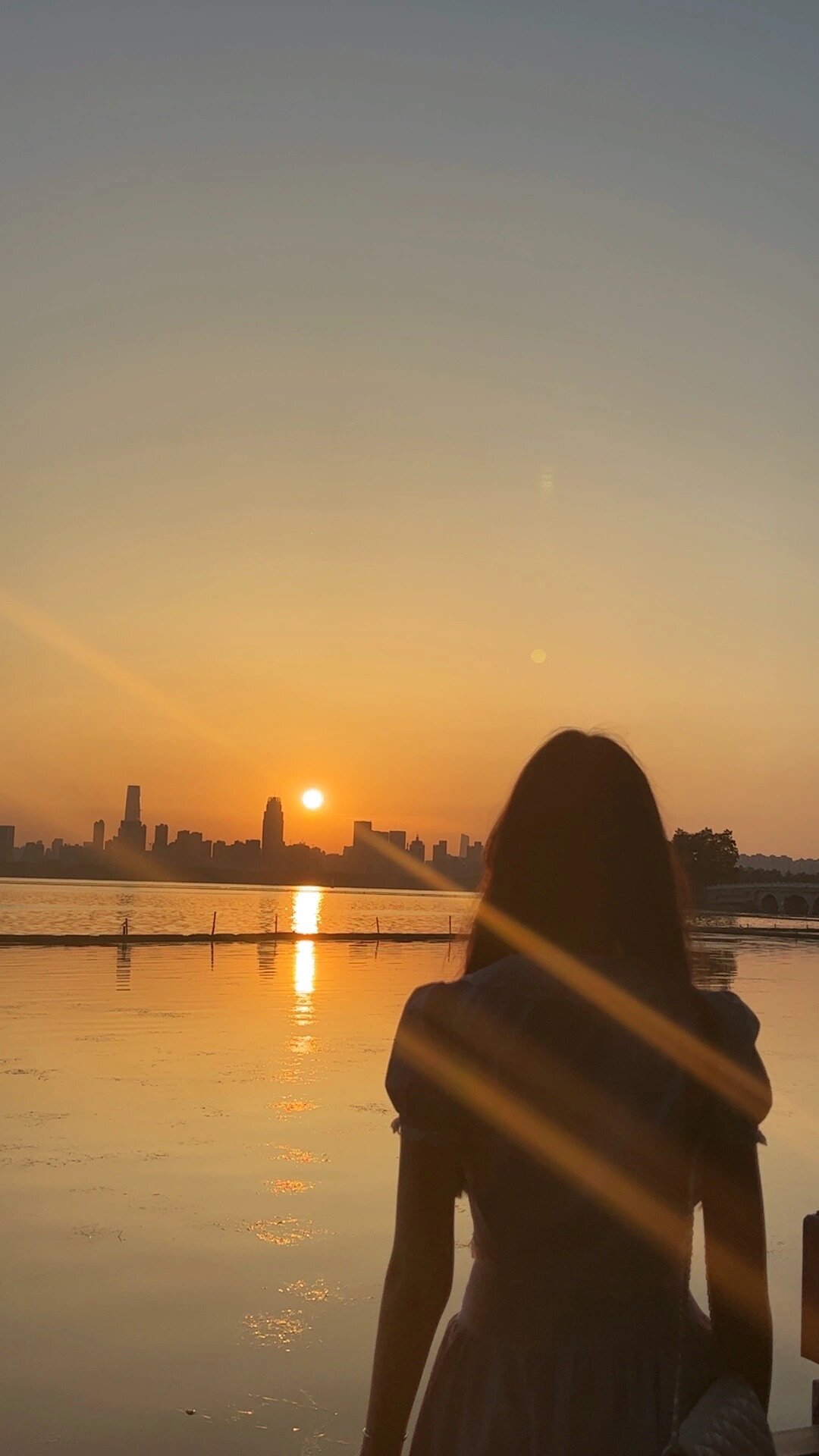 夕阳图片 一个人背影  夕阳映照在他的背影上