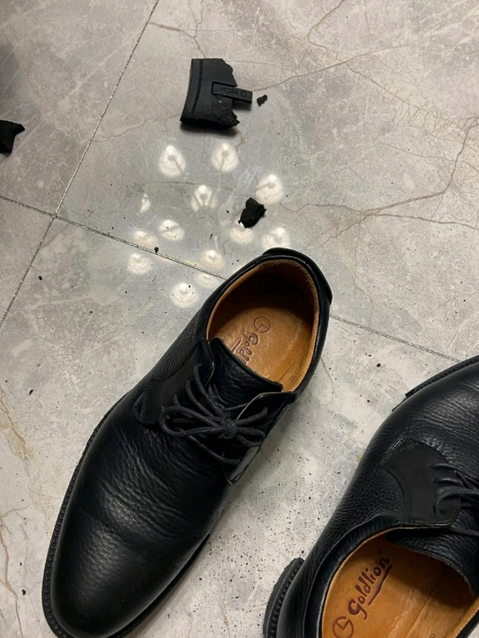 我花了六百多元买了一双皮鞋,可是一年多的时间过去了,它们变得破烂不