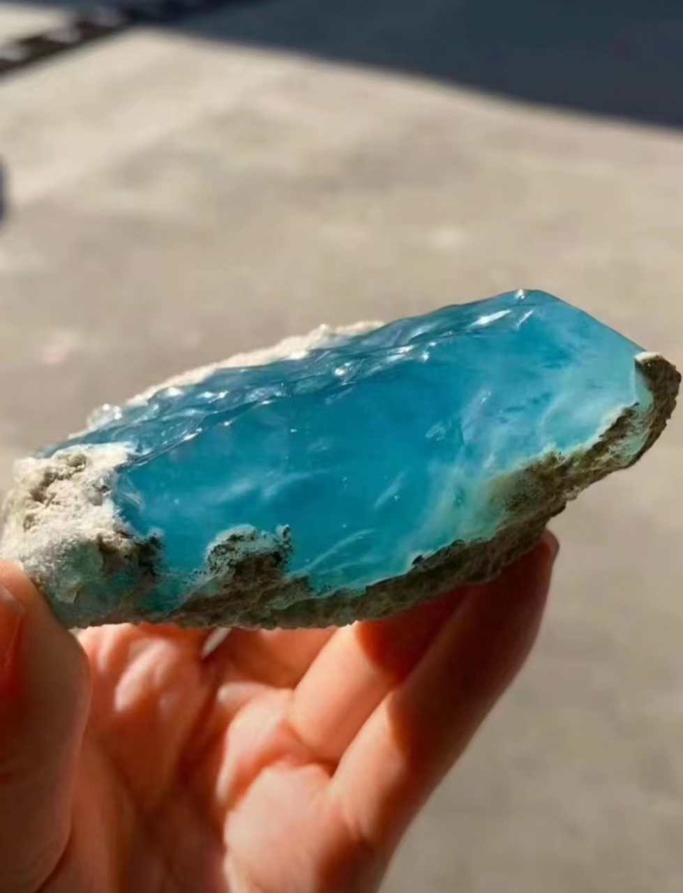 蓝水翡翠原石图片  9694天空蓝翡翠原石是一种极为罕见的翡96