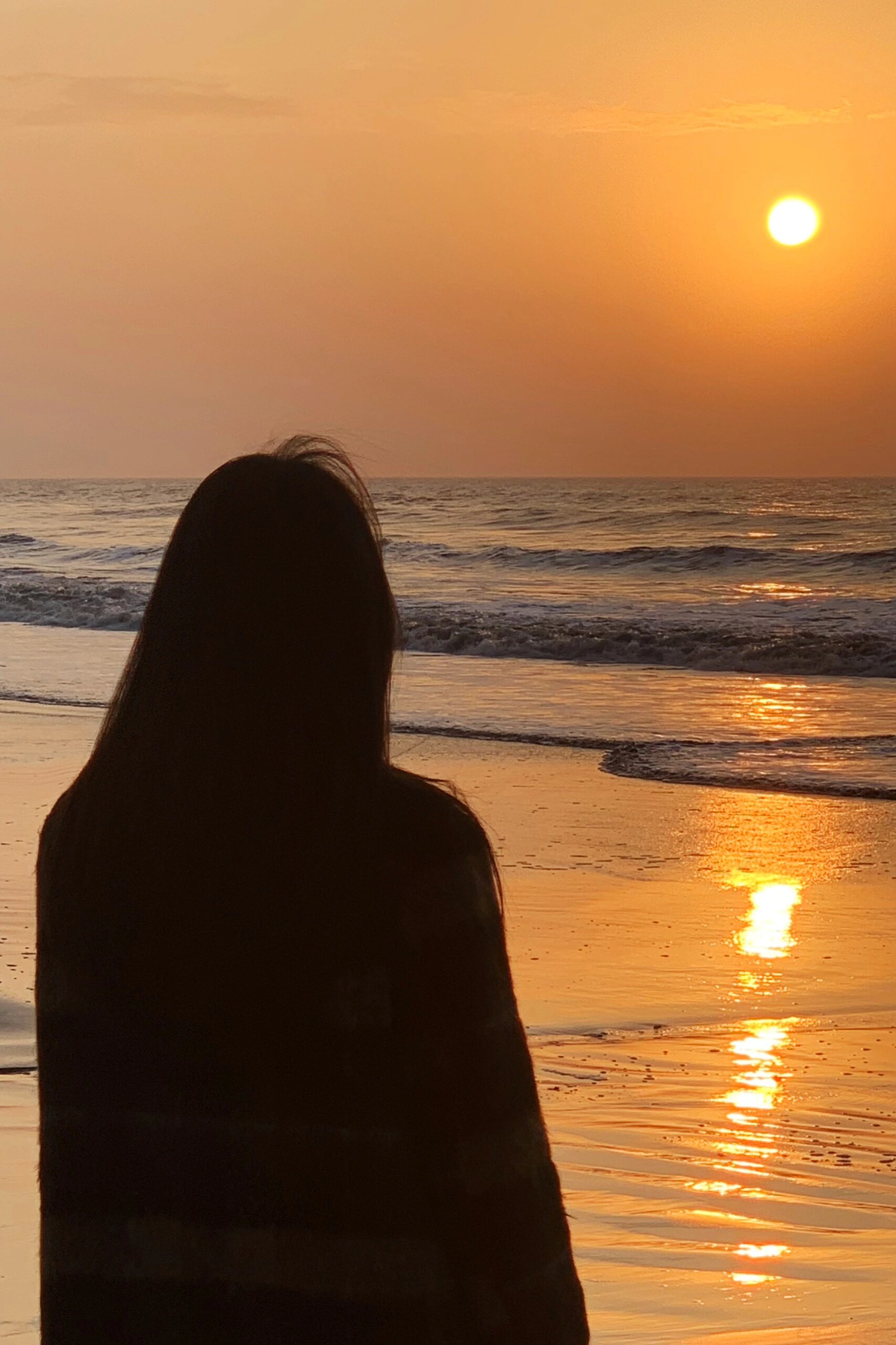 夕阳图片 一个人背影  夕阳映照在他的背影上