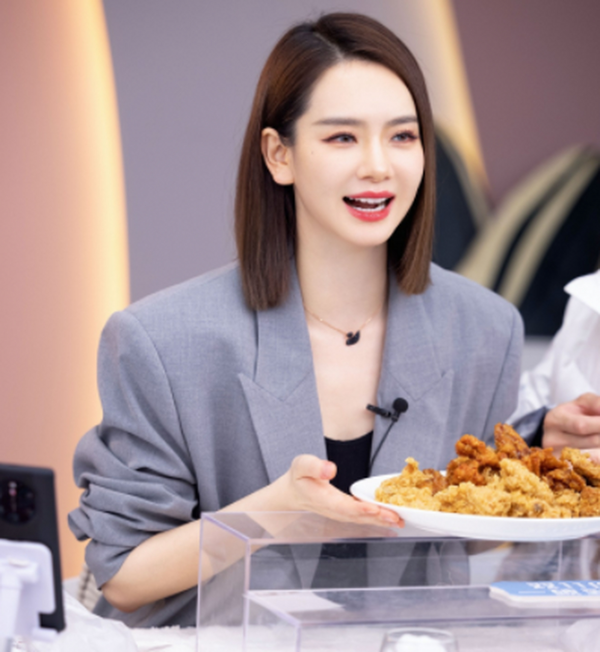 戚薇最近两年开始尝试直播带货和参加综艺节目,较少涉及影视作品.