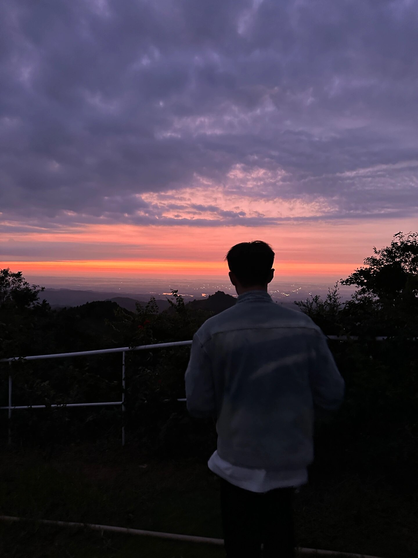 这些背影图片如同时间的切片,定格了男人在特定