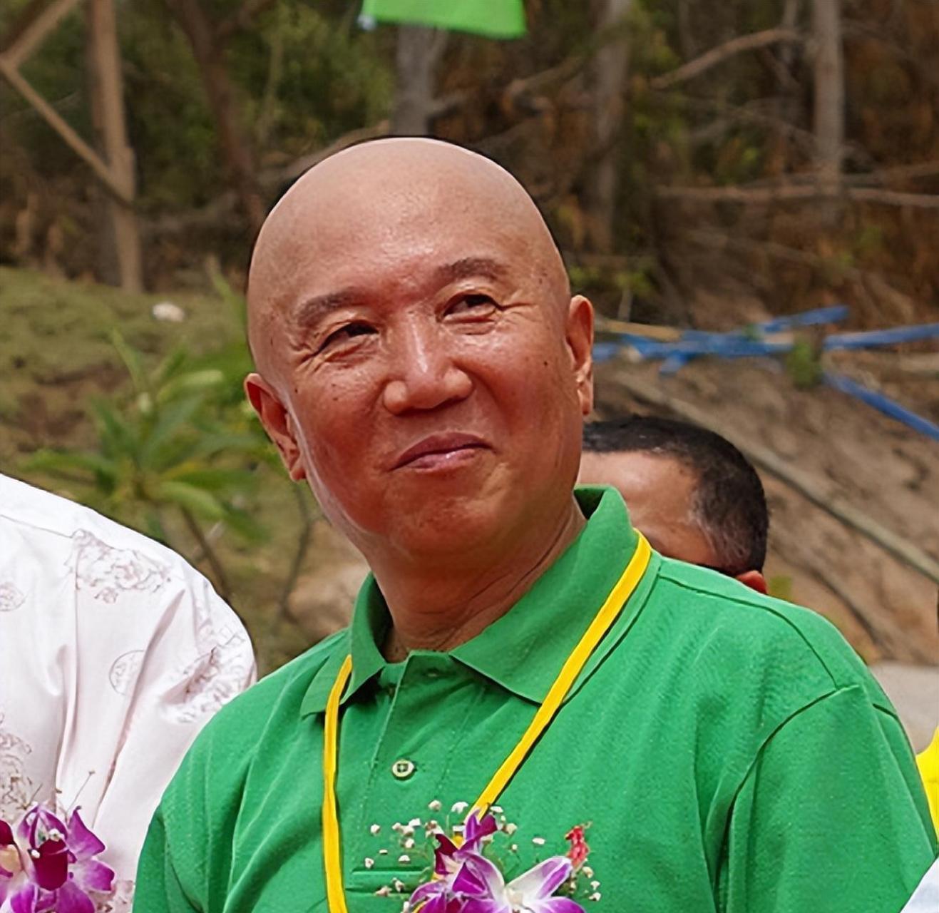 海南一名叫张辉的男子花8亿打造了一尊,三面一体,108米高的海上观音