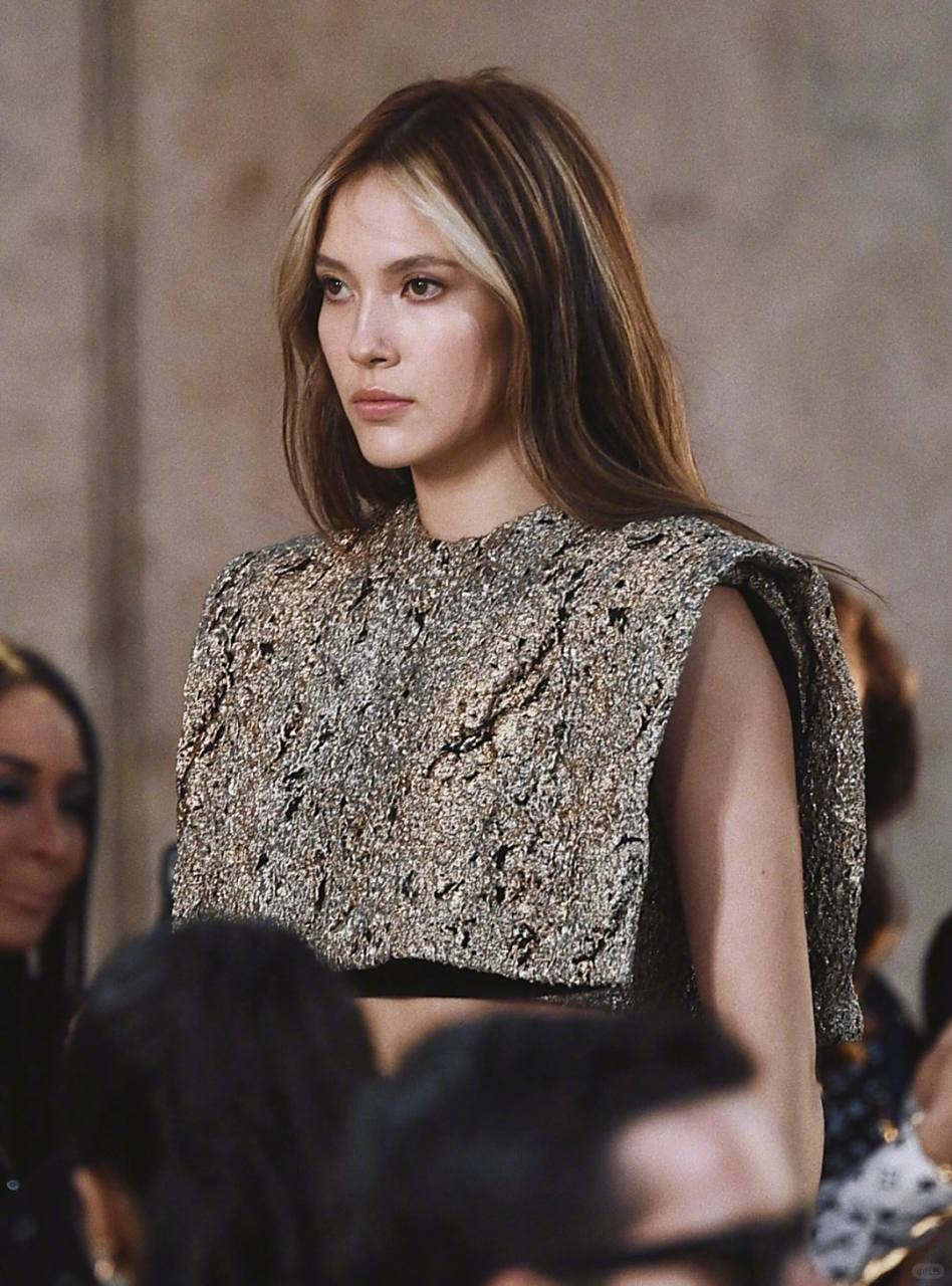 谷爱凌闪耀路易威登时装秀,惊艳全场