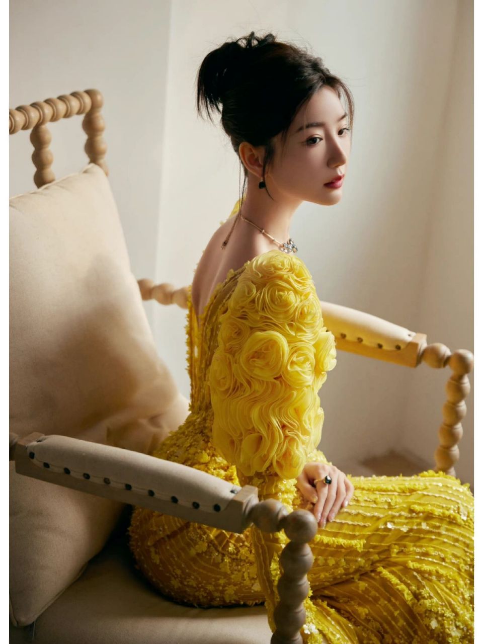 98毛晓彤 国剧盛典,小黄花开95  毛晓彤身着黄色露背深 v 长裙