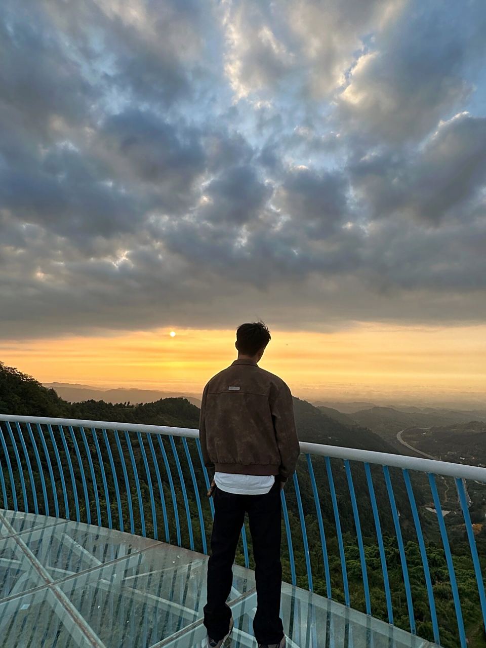 男人背影图片大全  📷 这些背影图片如同时间的切片📷,定格了男人