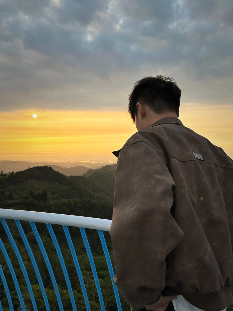 男人背影图片大全  📷 这些背影图片如同时间的切片📷,定格了男人