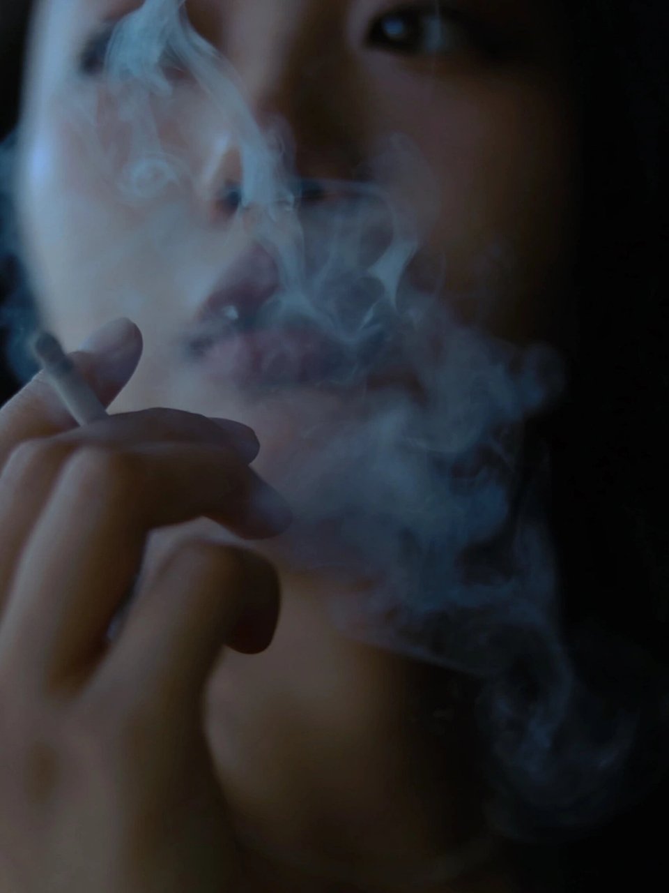 一个人孤独抽烟的图片  孤独的夜晚,香烟是我唯一的陪伴.