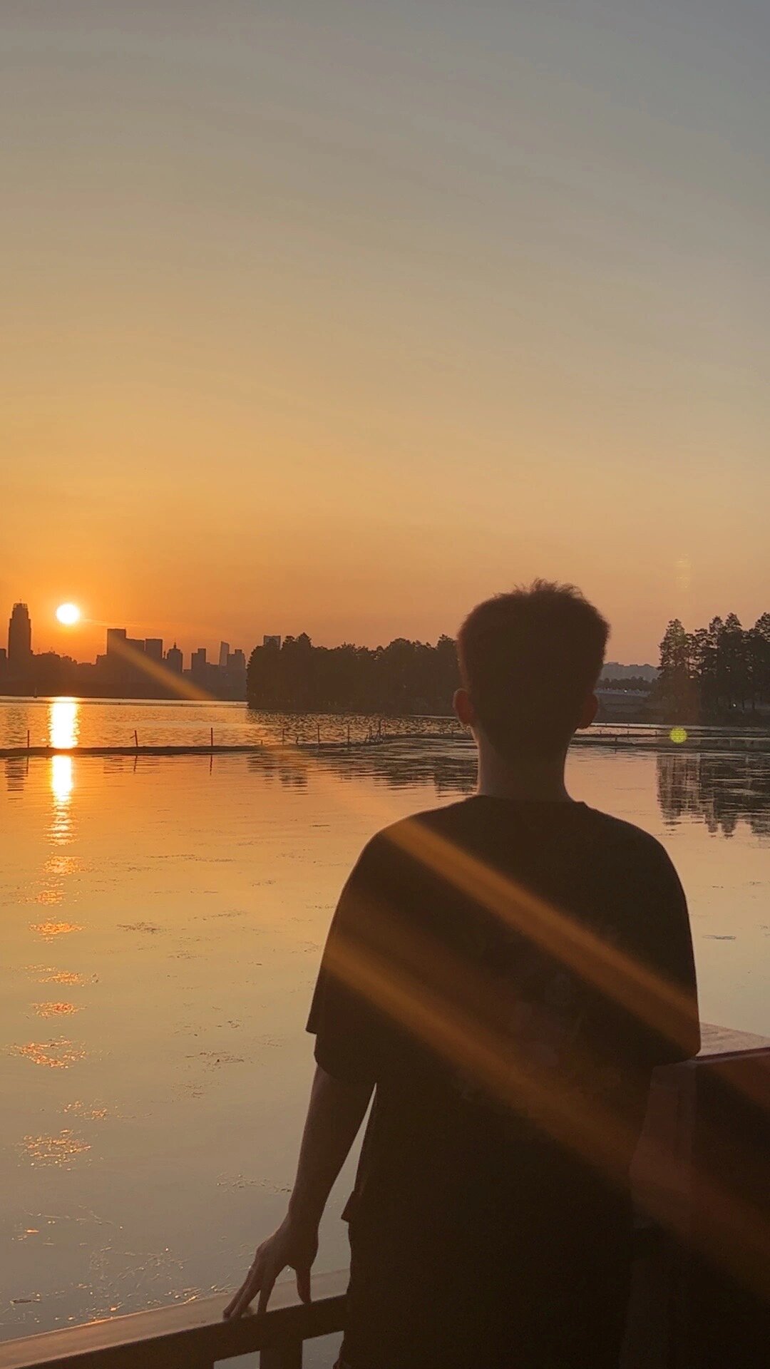 夕阳图片 一个人背影  夕阳映照在他的背影上