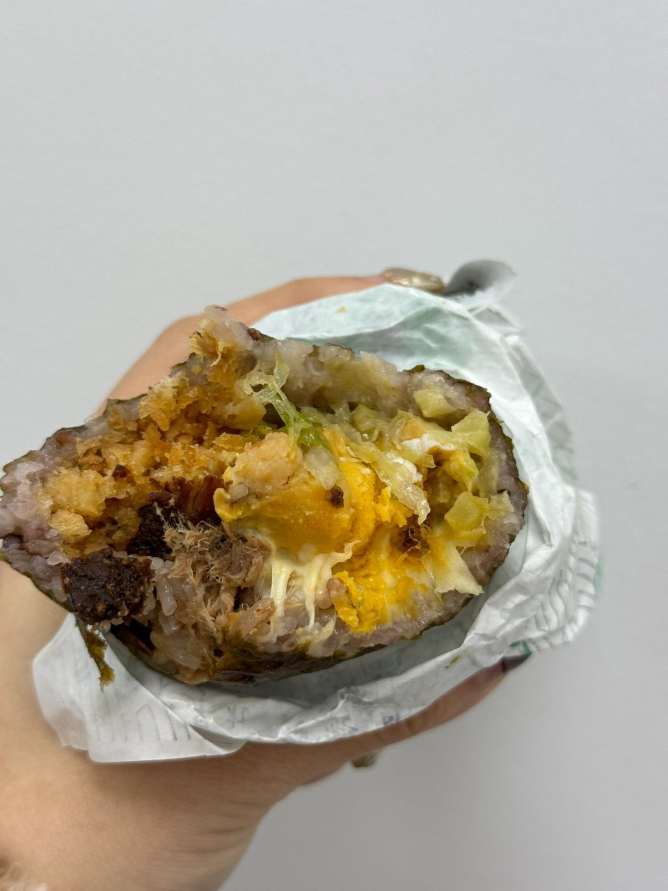 162cm75 斤的维持日常  早上和中午,我吃了一个咸蛋黄牛排饭团,大概有