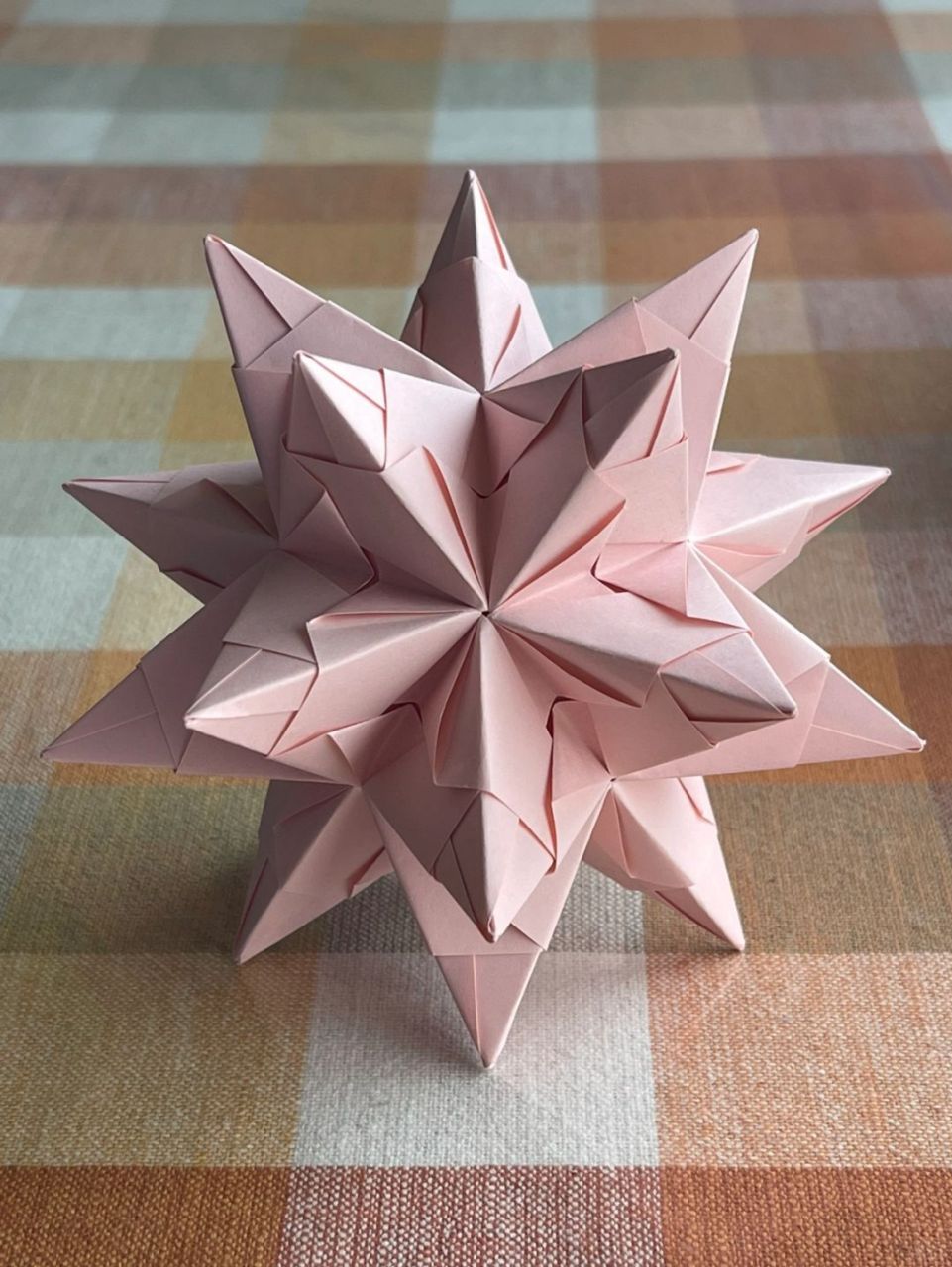 别担心,这个看似复杂的折纸花球,其实超级好折!只需要一张7.5cm×7