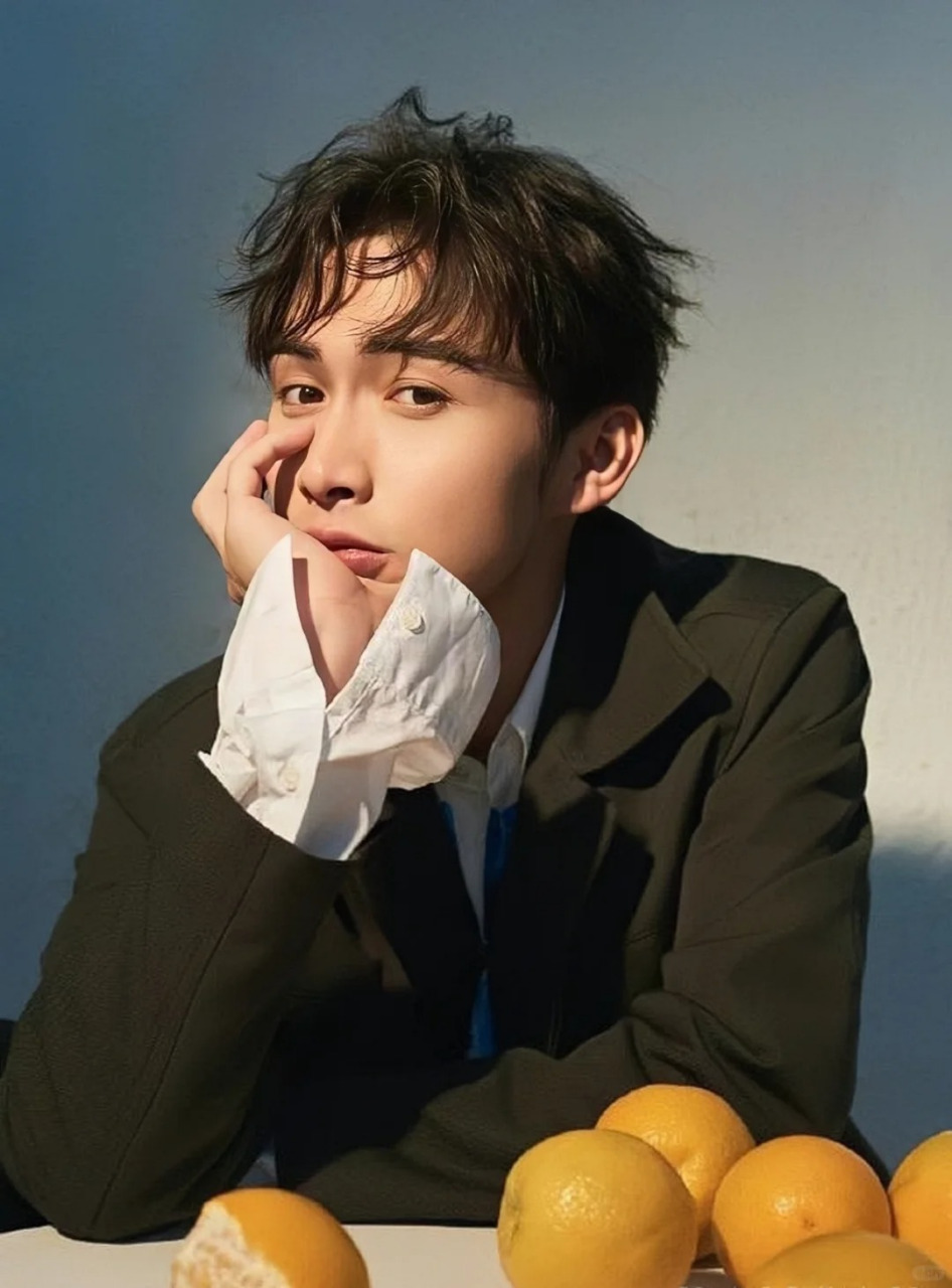 那脸庞流畅得很,立体得跟雕塑似的,硬朗的线条,完全不是那些千篇一律