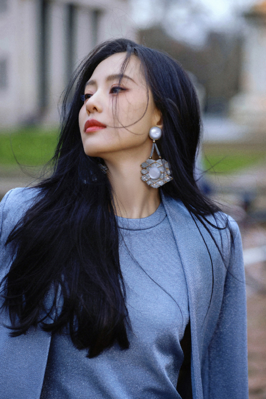 刘诗诗片酬大涨,影视报价高达1500万  刘诗诗凭借在《一念关山》中的