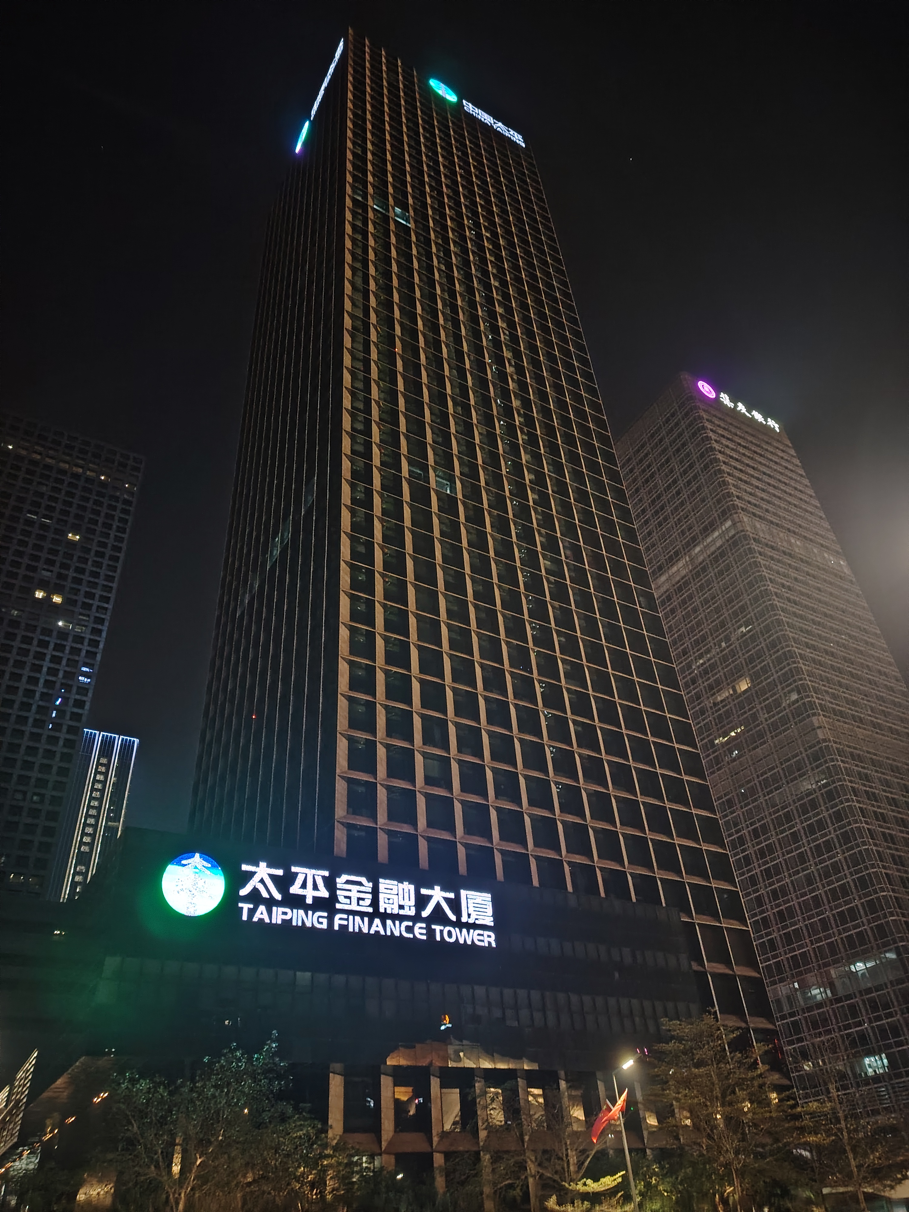 从红荔西路走到市民广场,没有开的小店