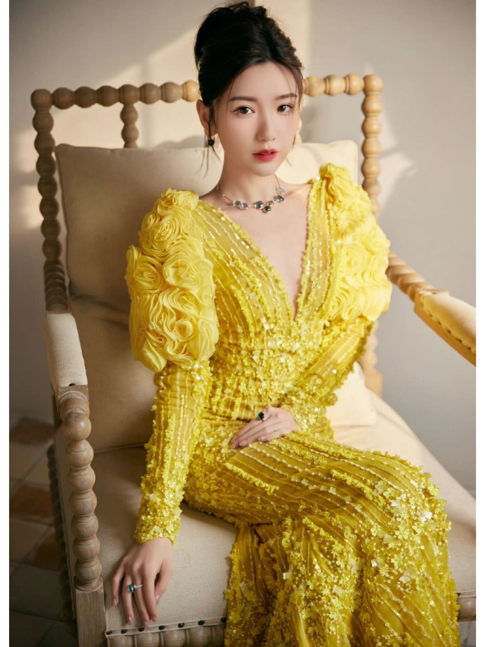 98毛晓彤 国剧盛典,小黄花开95  毛晓彤身着黄色露背深 v 长裙