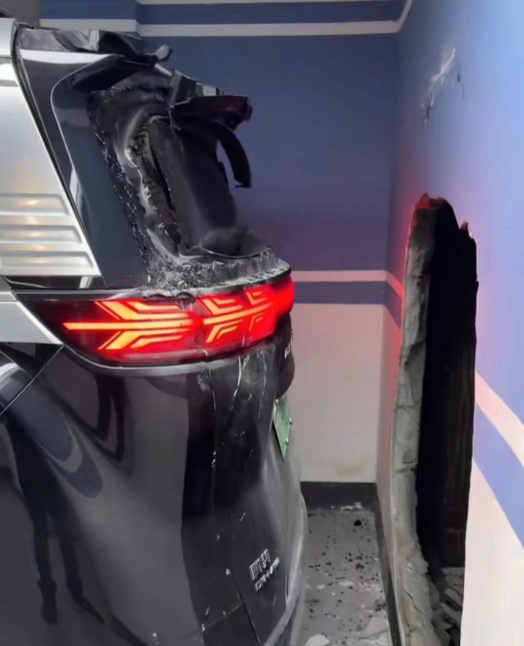 车主倒车时把墙撞了个洞,赔个五千块不过分吧